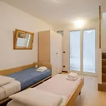 Guesthost - Into The Green! Garden House 아파트